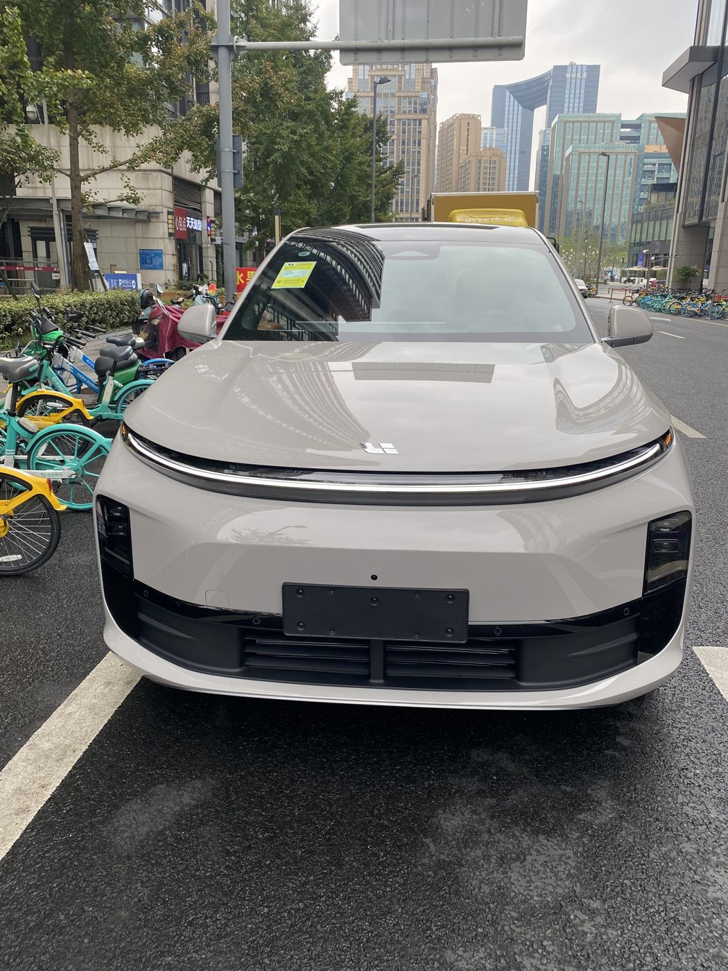 绿色版888集团 MEGA 高压纯电 MPV